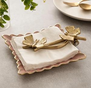Porte-serviettes en céramique avec papillons dorés, bord festonné rose, organiseur de table glamour - Product Image 1
