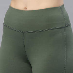 กางเกงเลกกิ้งผู้หญิงปี 2025 MOQ ต่ำ ชุดออกกำลังกายไร้ตะเข็บ ผ้าสแปนเด็กซ์/ไนลอน กางเกงสีพื้น ระบายอากาศ แห้งเร็ว ไซส์ใหญ่ รับผลิตแบบ OEM - Product Image 5