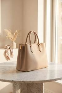 Bolso Tote Trapeze de Cuero Genuino Beige para Mujer, Gran Capacidad, Elegante, con Asa Superior - Product Image 1