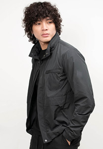 Chaqueta cortavientos de nailon negro para hombre con logotipo personalizado de alta calidad, ligera, impermeable, de tela softshell. - Product Image 5