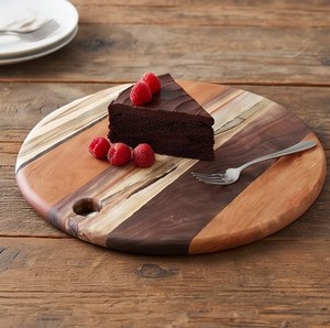 Planche à découper ronde élégante en bois avec trou de suspension, en bois naturel à rayures - Product Image 2