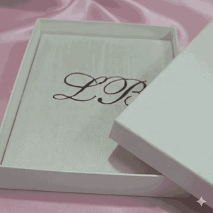 Porte-invitation de mariage de luxe en soie ivoire avec impression de monogramme personnalisée, pochette intérieure, carte d'invitation imprimée, boîte cadeau - Product Image 6