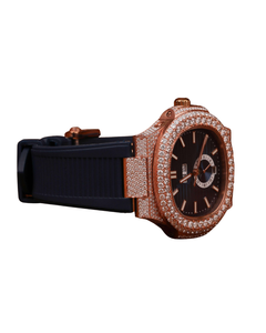 Reloj de Cuarzo de Alta Calidad con Diamantes Moissanite de Corte Redondo en Oro Rosa, Correa Negra, Disponible en Stock - Product Image 3