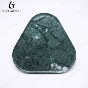 Plateau de service en marbre RICO GLOBAL, vert poli, forme triangulaire élégante - Product Image 3