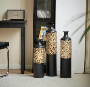 Juego de 3 jarrones altos negros y dorados con diseño calado, perfectos para decoración de entradas y un elegante diseño para el área de bienvenida. Venta al por mayor desde India. - Product Image 3