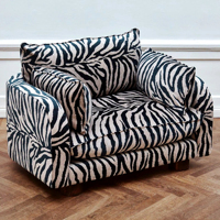 Fauteuil individuel en bois Moontree, style moderne et élégant, avec dossier croisé et revêtement en tissu à motif zèbre, idéal pour salon ou chambre.