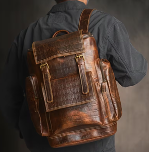 Mochila de cuero vintage con patrón de cocodrilo marrón, de gran capacidad, con cremallera, para hombre, para viajes y negocios. - Product Image 1
