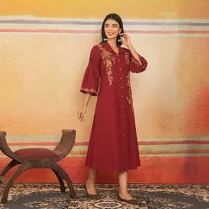 Vestido Midi Bordado Color Granate para Mujer, Cuello Peter Pan, Mangas Tres Cuartos Tipo Campana, Detalles Florales, Cierre de Botones al Frente, Estilo Casual - Product Image 2