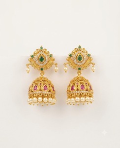 Boucles d'oreilles Jhumka traditionnelles indiennes en gros, plaquées or, bijoux de temple, travail AD, perles pendantes, pour tenues ethniques - Product Image 1