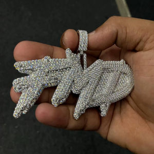 Colgante de Plata de Ley 925 Chapado en Oro de Primera Calidad, Personalizado con Nombre y Diamante Moissanita Blanco Natural, Estilo Hip Hop - Product Image 1