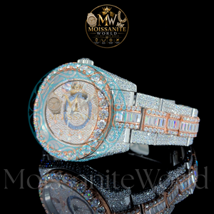 นาฬิกาควอตซ์ MoissaniteWorld รุ่น Unisex Hip Hop Iced Rose Gold สแตนเลสสตีล หน้าปัดประดับเพชรทรงบาแกตต์  แบบอนาล็อก แสดงวันที่ รุ่นลิมิเต็ดอิดิชั่น - Product Image 3
