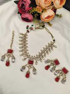 Parure de bijoux de mariée haut de gamme Kundan avec collier ras-du-cou carré orné de pierres, boucles d'oreilles pendantes assorties et Maang Tikka - Product Image 5