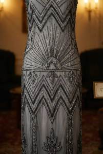 ชุดราตรีประดับลูกปัดสไตล์อาร์ตเดโคสุดหรู – ผู้ผลิตชุดเดรสยาวแบบวินเทจยุค 1920s สไตล์แกตสบี้พร้อมชายครุย - Product Image 3