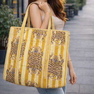 Sac fourre-tout personnalisé pour femme, doublure en coton matelassé avec imprimé bloc, options de vente en gros pour organisateur lavable, idéal pour les voyages et le shopping, différentes tailles - Product Image 1