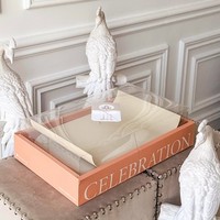 Plateau rectangulaire incurvé de style moderne. Plateau élégant en métal pour la présentation de desserts et pâtisseries, idéal pour la restauration de luxe et les buffets de mariage