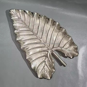 Nouveau modèle de plateau de service de haute qualité en aluminium moulé d'Inde en forme de feuille - Product Image 2