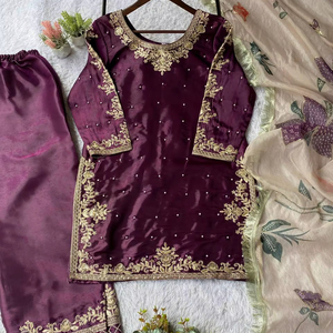 พิเศษและอินเทรนด์สำหรับเทศกาลแต่งงานวงล้อมของเราที่มีลำดับการเย็บปักถักร้อยและลูกปัดทำงานด้านบน plazzo และ dupatta - Product Image 1