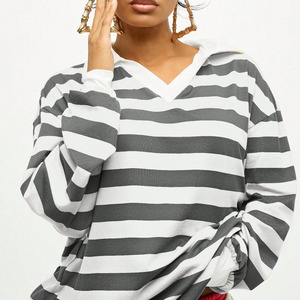 Polo à manches longues rayé respirant pour femme avec logo personnalisé, coupe décontractée, motif gris et blanc, style rugby - Product Image 3