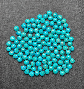 La Mejor Oferta al por Mayor: 50 Piezas de Turquesa Natural de Mohave, Cabujones Redondos de 5 mm, Gemas Sueltas de Alto Brillo para la Fabricación de Joyas - Product Image 1