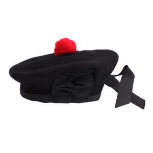 Este es un sombrero Balmoral tradicional escocés de lana negra con una pompón roja. - Product Image 2