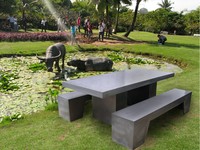 Ensemble de salle à manger d'extérieur moderne et élégant, table rectangulaire en béton imperméable, mobilier d'extérieur de grande taille multicolore