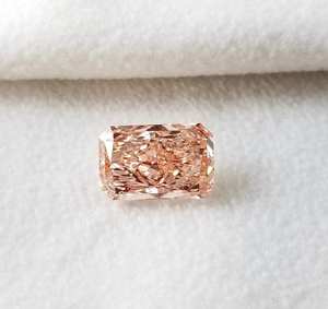 เพชรแฟนซีสีชมพูเข้ม 3 กะรัต ทรงเรเดียนท์คัท ผลิตในห้องปฏิบัติการ ด้วยวิธี HPHT CVD สำหรับทำเครื่องประดับ เช่น แหวน ต่างหู - Product Image 3