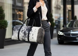 กระเป๋าเดินทางหนังวัวแท้คุณภาพพรีเมียม พร้อมขนสัตว์  แบบถือหรือสะพาย  สำหรับเดินทางช่วงสุดสัปดาห์  คุณภาพส่งออก รุ่น LHTB-0111 - Product Image 3