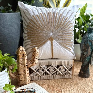 Housse de coussin carrée de luxe brodée à la main avec des perles pour la décoration de la maison, le style de la chambre et une utilisation contemporaine - Product Image 5