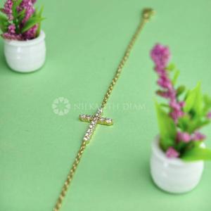 Bracelet jonc élégant en or jaune 18 carats avec diamants de laboratoire, motif croix et forme ronde, à vendre pour l'exportation - Product Image 2
