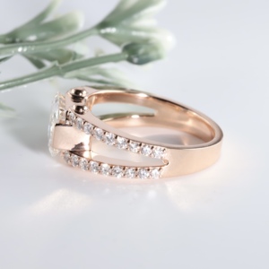 Diamante esmeralda cultivado en laboratorio, color oro rosa, sujecionado por puntas lisas sobre una base estructural de doble hilera dividida, joyería fina para mujer. - Product Image 3