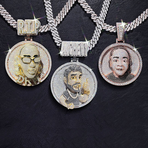 Un superbe diamant rond rehaussé d'un pendentif hip hop moissanite en argent sterling 925 crée un look élégant et captivant - Product Image 5