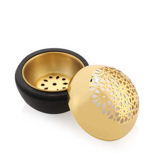 Mabkhara Árabe de Madera para Incienso Bakhoor con Tapa de Cúpula Perforada Dorada - Product Image 1