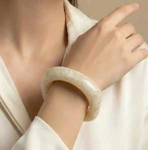 Brazalete de Resina MN Exports para Mujer, Diseño Redondo Blanco Liso, Joyería Elegante de Moda, Regalo Religioso Islámico de la India - Product Image 4
