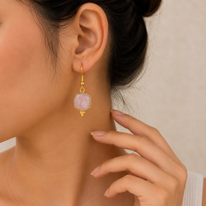 Boucles d'oreilles pendantes en quartz rose, pierre précieuse naturelle brute, crochet en or, bijoux faits main en laiton style bohème, cadeau pour l'amour - Product Image 2