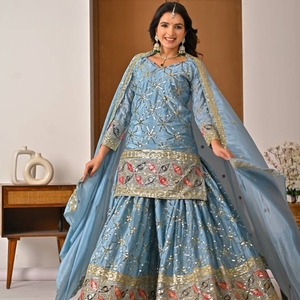 Elegante Traje Sharara de Diseñador para Mujer en Tela Georgette Premium con Bordado Elaborado, Detalles de Lentejuelas y Complementos - Product Image 3