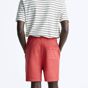 Shorts Bermuda en coton rouge pour homme avec cordon de serrage à la taille et poches avant, style décontracté, logo personnalisé imprimé - Product Image 3