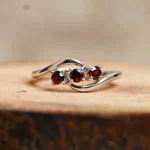 Anillo de Compromiso y Boda de Plata de Ley 925 con Oro de 14K y Granate Rojo Natural de Tres Piedras para Mujer, Gema de Lujo, Piedra de Nacimiento de Enero - Product Image 2