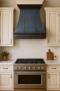 Hotte de cuisine murale en cuivre sur mesure avec ventilation et bandes métalliques rivetées, finition brun foncé - Product Image 5