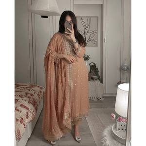 Ensemble de vêtements de fête indiens et pakistanais avec des paillettes et des broderies Zari pour un look élégant ! - Product Image 6