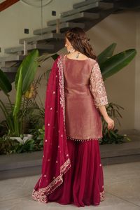 Ensemble de luxe en soie bordeaux style Sharara, broderie Zari dorée, Kurta droite et Palazzo évasé, pour mariages et fêtes indiens et pakistanais - Product Image 2