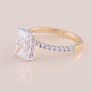 Anillo de Compromiso y Matrimonio con Diamante Cultivado en Laboratorio, Corte Radiante, Certificado por IGI, con Banda Pavé en Oro de 14K - Product Image 2