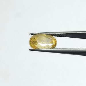 พลอยแซฟไฟร์สีเหลืองทรงรีธรรมชาติ 6.33 กะรัต จากศรีลังกา สำหรับทำเครื่องประดับและแหวน รุ่น YSON-131 - Product Image 4