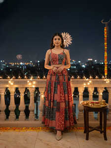 Ensemble Choli, Shrug et Lehenga en Soie Modale Style Indien Occidental avec Bordure en Dentelle Quatre Côtés Ornée de Sequins et de Pièces de Monnaie - Product Image 2