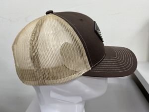 Casquette Trucker en Maille Marron/Kaki avec Patch Logo en Cuir Gaufré, 6 Panneaux, Réglable, Unisexe, Style Décontracté, Fabriquée au Vietnam - Product Image 4