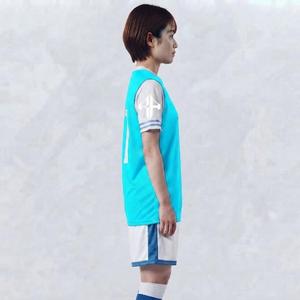 Camiseta de Fútbol con Logotipo Blanco, Manga Corta, Cuello en V para Mujer, 100% Poliéster, Corte Regular, Cierre de Tirantes, por RIVIAN ATLANTIC - Product Image 3