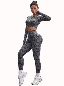 Conjunto de yoga de 2 piezas para mujer con estampado de leopardo: top corto de manga larga con espalda recortada y leggings de cintura alta con efecto fruncido para gimnasio - Product Image 2