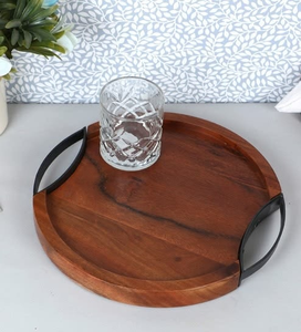 Bandeja de madera de acacia moderna con forma personalizada y asa de metal para mesa de café, de blossom craft india - Product Image 1