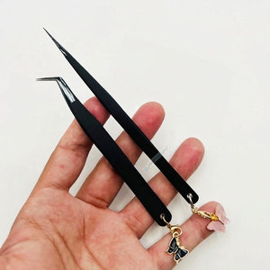 Pince à cils noire de haute qualité en acier durable avec breloque papillon pour extensions de cils, maintien robuste pour les extensions - Product Image 1