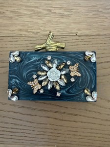 Pochette de soirée artisanale en résine de marbre bleu écologique avec chaîne dorée |   Modèle orné de cristaux floraux - Product Image 4