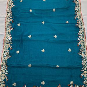 Sari en soie et mousseline pour femme avec broderies et bordure à passepoil, sari de créateur pour occasions spéciales, prix de gros par Royal Export - Product Image 5